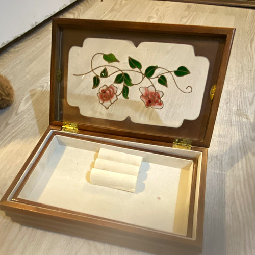 Wood glass top floral - &,